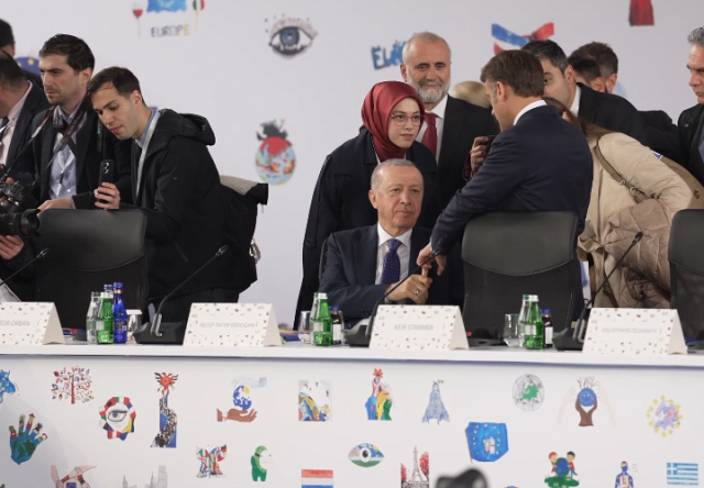 Görüntü bomba! Erdoğan, Macron'un üstünlük kurma çabasına izin vermedi
