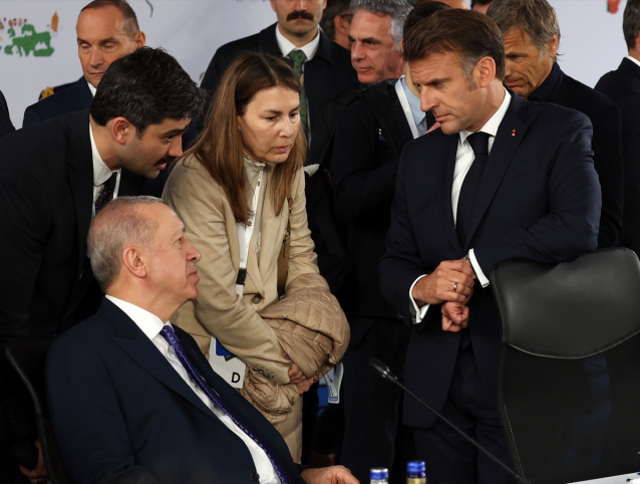 Görüntü bomba! Erdoğan, Macron'un beden diliyle üstünlük kurma çabasına izin vermedi