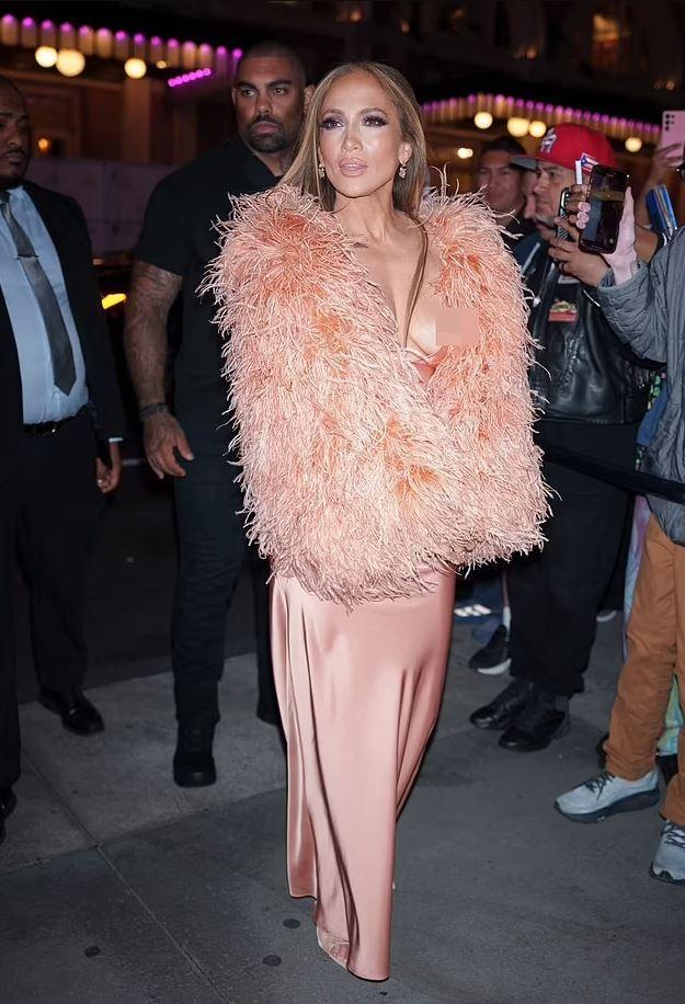 Jennifer Lopez, sütyensiz katıldığı konserde frikik verdi