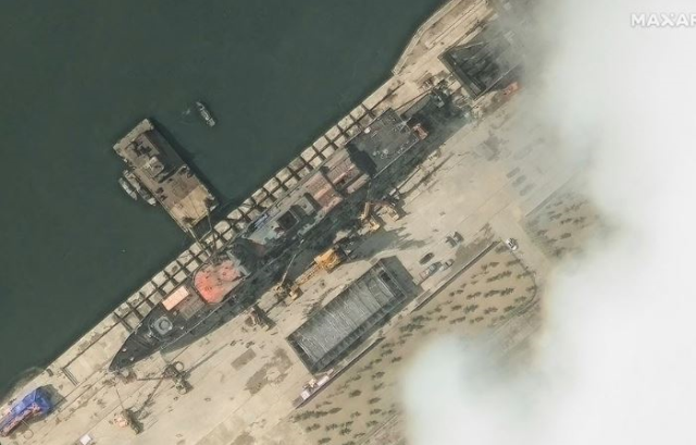 Kuze Kore'nin en büyük savaş gemisi suya indirildiğinde devrildi