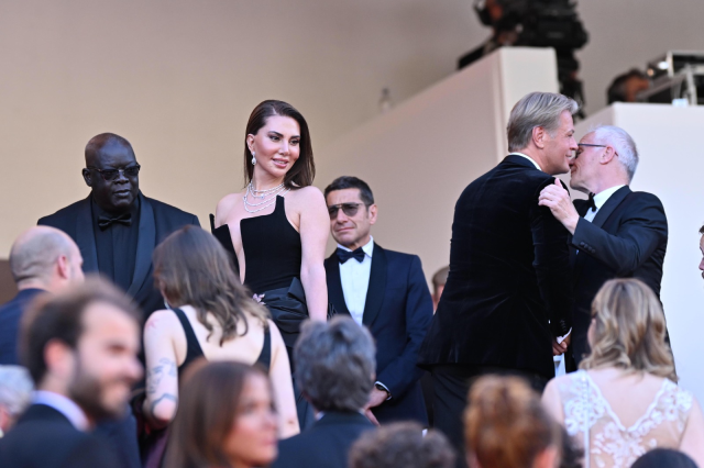 Ebru Yaşar'dan Cannes çıkarması