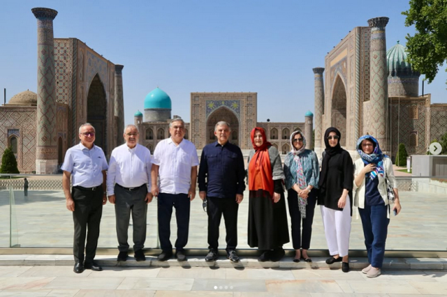 Gözlerden uzak yaşayan Abdullah Gül, gezide ortaya çıktı