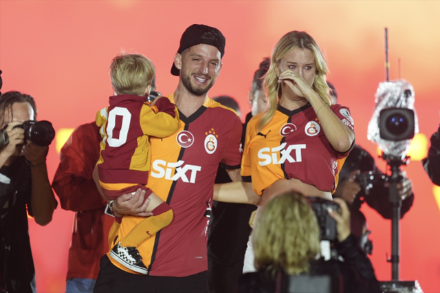 Şampiyon Galatasaray, Süper Lig kupasını Yenikapı'da kaldırdı