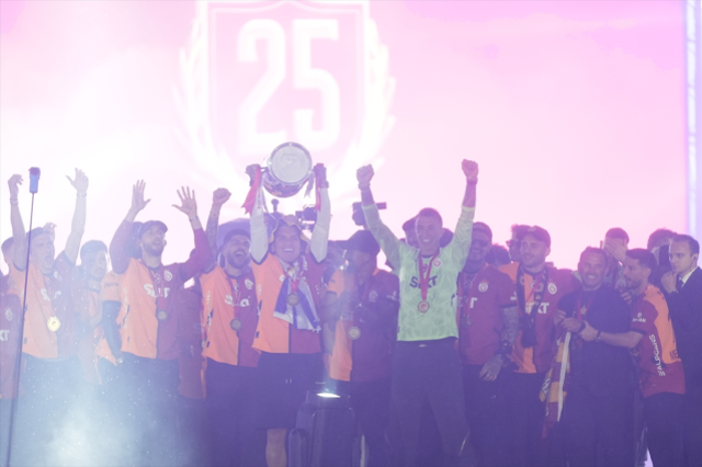 Şampiyon Galatasaray, Süper Lig kupasını Yenikapı'da kaldırdı