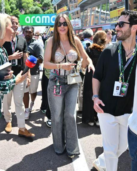 Ünlü oyuncu, Formula 1 Grand Prix etkinliğinde giydiği dantel elbise ile göz kamaştırdı