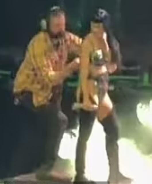 Katy Perry, sahnede şarkı söylediği sırada sütyeni açıldı