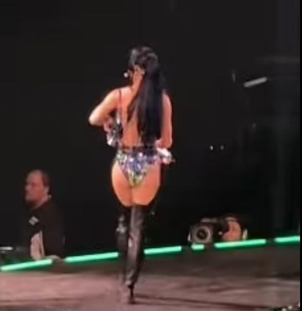 Katy Perry, sahnede şarkı söylediği sırada sütyeni açıldı