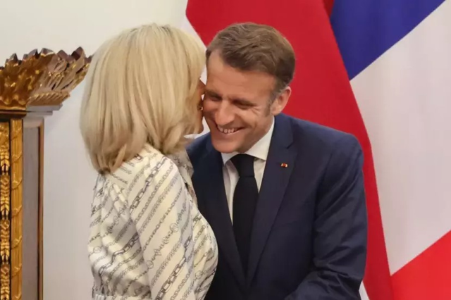 Yediği tokadı unutturmak istiyor! Macron'dan eşiyle samimi pozlar