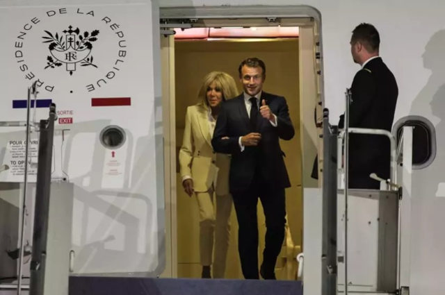 Yediği tokadı unutturmak istiyor! Macron'dan eşiyle samimi pozlar