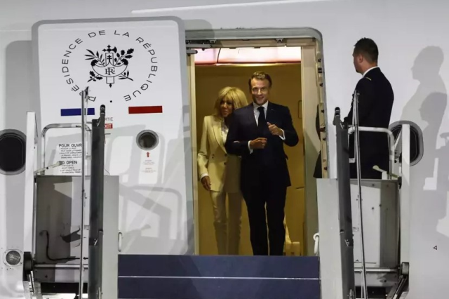 Yediği tokadı unutturmak istiyor! Macron'dan eşiyle samimi pozlar