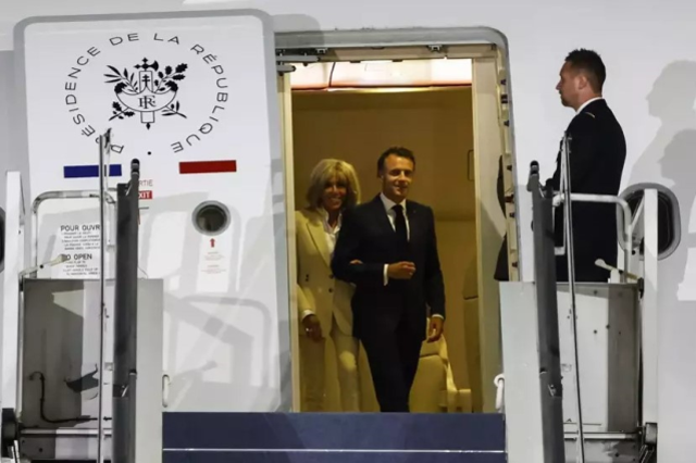 Yediği tokadı unutturmak istiyor! Macron'dan eşiyle samimi pozlar