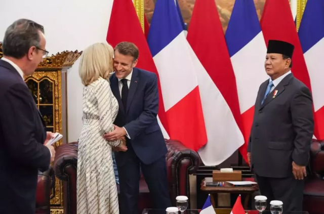 Yediği tokadı unutturmak istiyor! Macron'dan eşiyle samimi pozlar