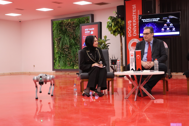 Yapay zeka panelini robot köpek bastı!