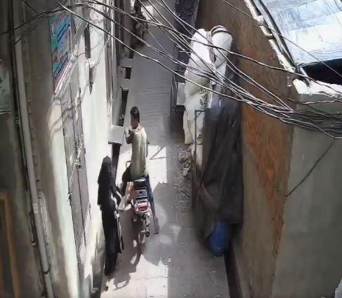 Motosikletli genç, sokakta sıkıştırdığı kadını zorla öptü