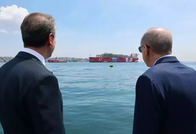 İstanbul Boğazı'nda tarihi an! Cumhurbaşkanı Erdoğan, 'Osman Gazi'yi Karadeniz'e uğurladı