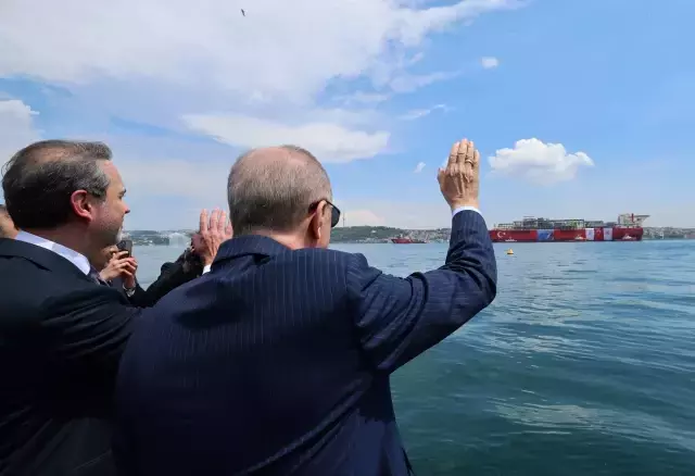 İstanbul Boğazı'nda tarihi an! Cumhurbaşkanı Erdoğan, 'Osman Gazi'yi Karadeniz'e uğurladı