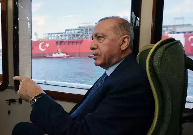 İstanbul Boğazı'nda tarihi an! Cumhurbaşkanı Erdoğan, 'Osman Gazi'yi Karadeniz'e uğurladı