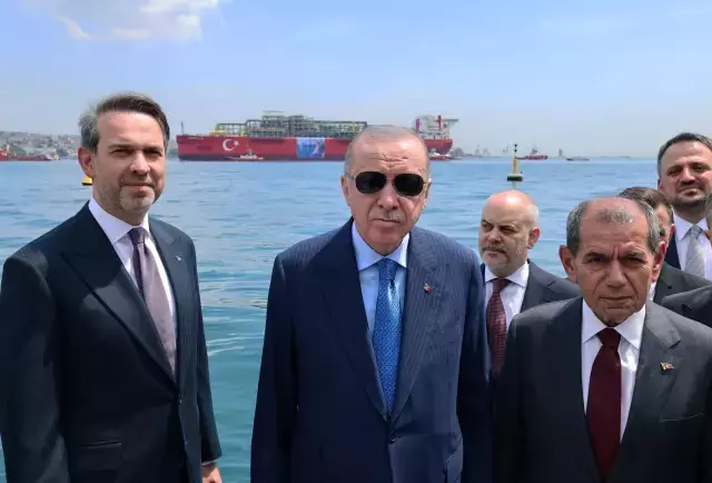 İstanbul Boğazı'nda tarihi an! Cumhurbaşkanı Erdoğan, 'Osman Gazi'yi Karadeniz'e uğurladı