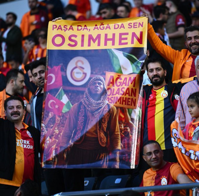 Maç öncesi tribünlerde dikkat çeken Osimhen pankartı