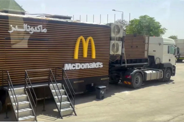 Suudi Arabistan'da kraliyet sarayı bahçesine Trump için mobil McDonald's şubesi kuruldu