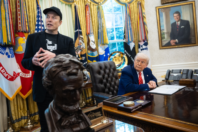 Elon Musk'ın gözüne ne oldu? Basın toplantısının önüne geçen fotoğraf