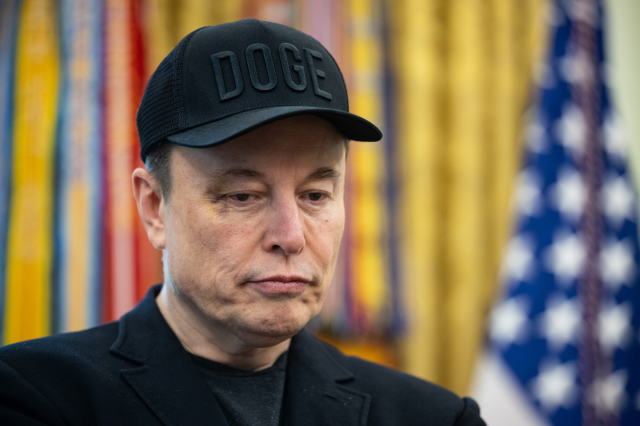 Elon Musk'ın gözüne ne oldu? Basın toplantısının önüne geçen fotoğraf