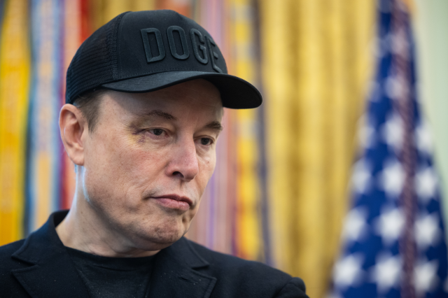 Elon Musk'ın gözüne ne oldu? Basın toplantısının önüne geçen fotoğraf