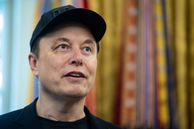 Elon Musk'ın gözüne ne oldu? Basın toplantısının önüne geçen fotoğraf