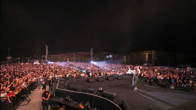 Şanlıurfa sel oldu Ebru Yaşar konserine aktı! Sahneye böyle çıktı, on binlerce hayranını coşturdu...