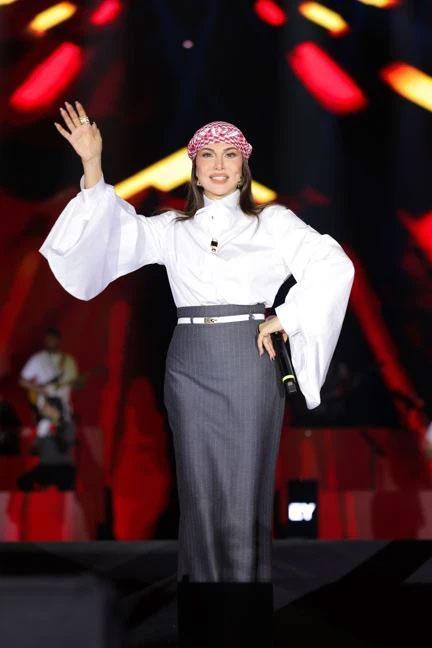 Şanlıurfa sel oldu Ebru Yaşar konserine aktı! Sahneye böyle çıktı, on binlerce hayranını coşturdu...