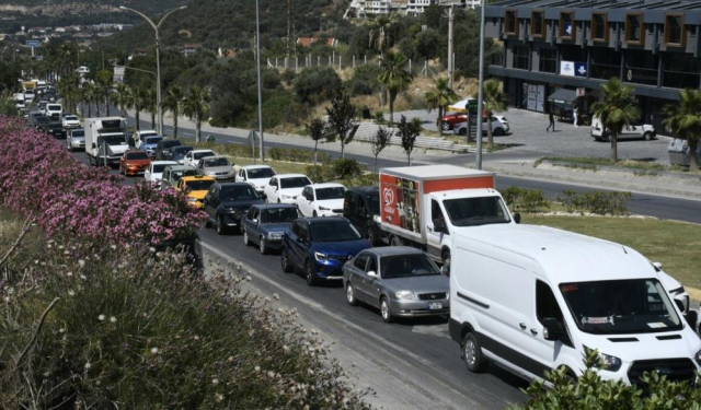 Kuşadası'na tatilci akını! Son 24 saatte 60 binden fazla araç giriş yaptı