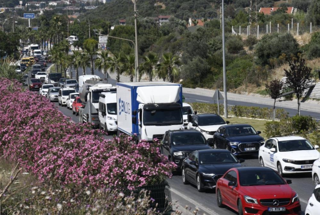 Kuşadası'na tatilci akını! Son 24 saatte 60 binden fazla araç giriş yaptı
