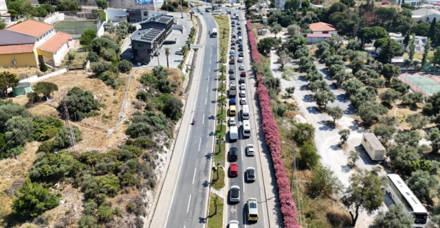 Kuşadası'na tatilci akını! Son 24 saatte 60 binden fazla araç giriş yaptı