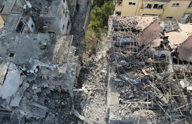 İran-İsrail savaşında 5. gün! Demir Kubbe arızalandı, füzeler Tel Aviv'e düştü