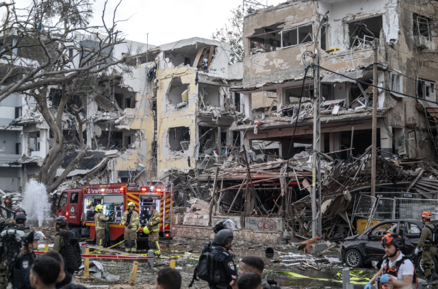 İran-İsrail savaşında 5. gün! Demir Kubbe arızalandı, füzeler Tel Aviv'e düştü